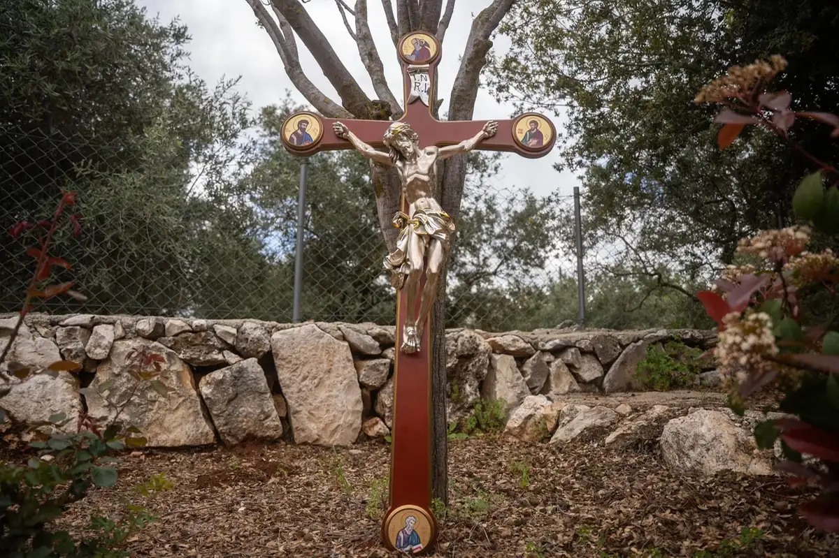 Photo of the smaller IDF-provided replacement crucifix installed after the original statue was smashed